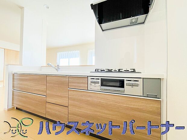 三口コンロで料理の幅を拡げてくれる使いやすいシステムキッチンを採用。洗い場も大きいので野菜や食器を洗ったりする際にも捗り、奥様の強い味方となってくれるはずです。