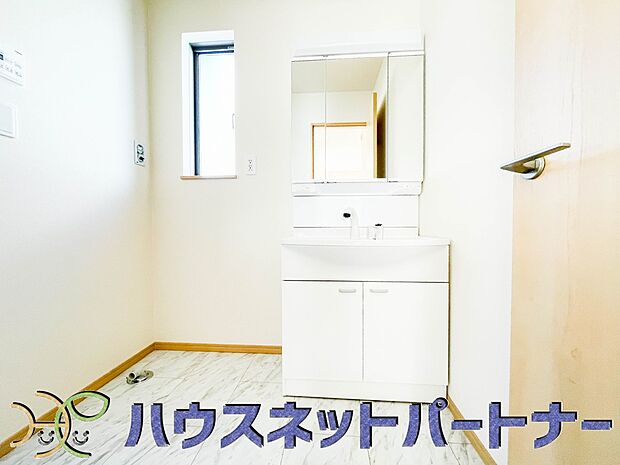 三面鏡洗面化粧台。ミラーを手前に引けば、楽な姿勢で髭剃りやメイクができます。合わせ鏡にすればヘアスタイルのチェックもラクラク。洗面化粧台のミラー裏にはたっぷり入る収納スペースを設けています。