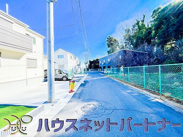前面道路は5ｍあり広いので駐車も楽ちん。