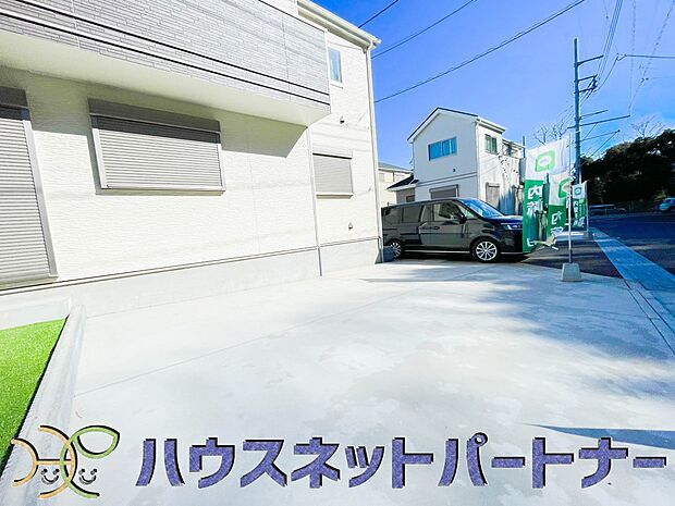 カースペース並列2台可。道路に面したカースペースが2台分あるので、縦列2台のカースペースの様に面倒な車の入替えは必要ありません。ストレスフリーなカーライフを満喫できます。