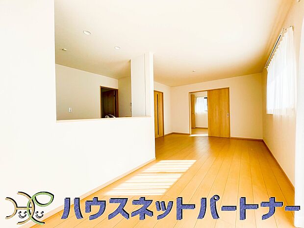 明るく開放的なダイニング。家族とのコミュニケーションが取りやすく、みんなの笑顔が溢れます