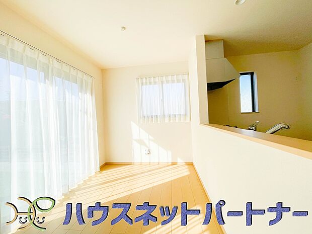 キッチンカウンターがあると配膳が楽なことがメリットの一つ。後片付けをするときも、ダイニングテーブルからあまり動かずに流し台へ運ぶことができるので便利です♪