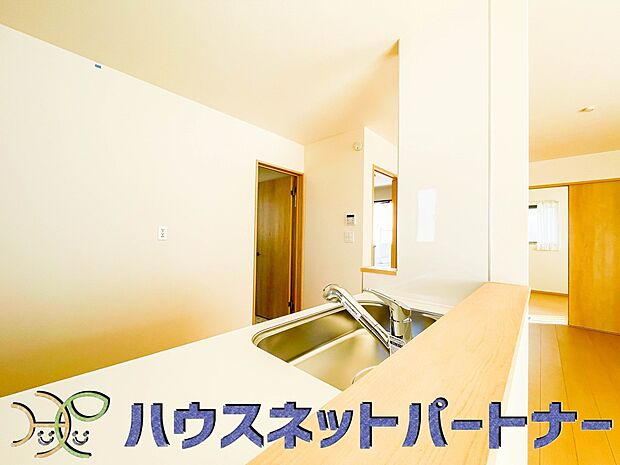 キッチン吊戸棚を無くす事によって、コミュニケーションを重視した設計に致しました。区画によって変わる一体感を、実際にご覧になって頂けましたらと思います。