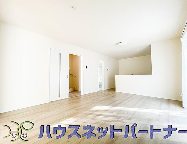 インテリアショップで見掛けた「あの家具」も置ける、ゆったりとした空間。時に広さが上質な寛ぎの時間になる事も。