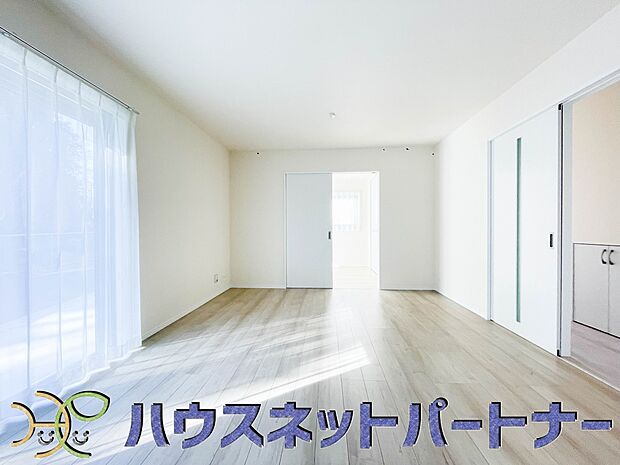 家族でくつろぐリビングは16帖。日当たりも良く、風通しも優れています。