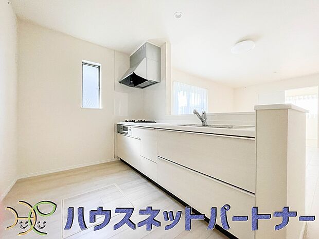 明るい自然光が入る作業スペースを多くとった壁付けキッチン採用。夫婦揃ってキッチンに立っても調理がしやすく、家事をしながら会話も弾みます。食器類もすっきりと片付く収納力。