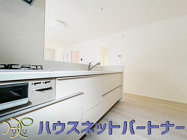 三口コンロで料理の幅を拡げてくれる使いやすいシステムキッチンを採用。洗い場も大きいので野菜や食器を洗ったりする際にも捗り、奥様の強い味方となってくれるはずです。