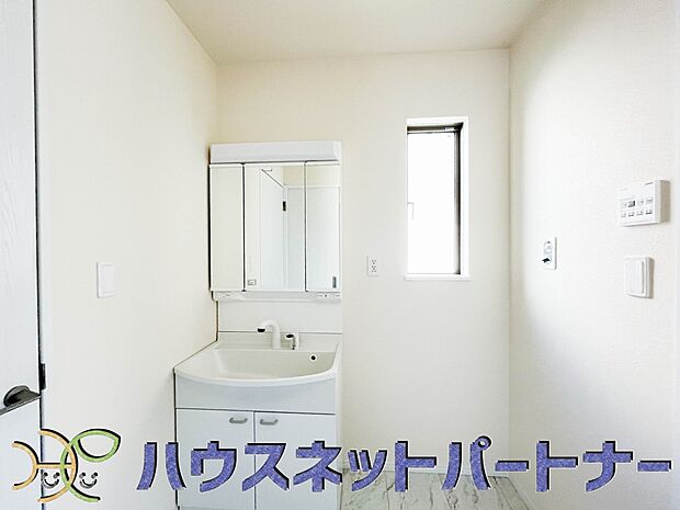 大きく見やすい三面鏡で清潔感ある洗面台は、身だしなみチェックや肌のお手入れに最適です。何かと物が増える場所だからこそ、スッキリと見映えの良い空間に拵えました。