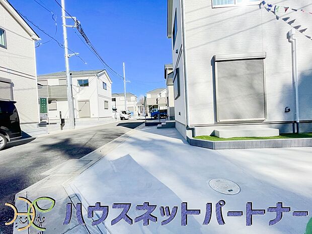 カースペース2台可。敷地内に駐車スペースが2台分確保されています。通勤、お出かけ、ショッピングなど、家族で出かける際の足となる車。状況に応じて使い分けたい、そんな方におすすめです。