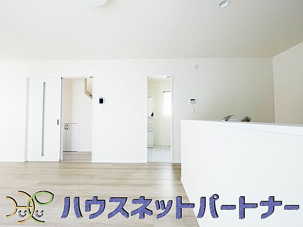 通風・採光に優れ、心地よい光と風が溢れています。 贅沢で豊かな居住性と、プライドを満たすクオリティが見事に調和した住空間。新築ならではの快適なひとときをご体感頂ける筈です。