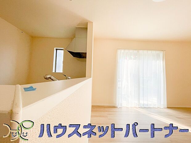 キッチンカウンターがあると配膳が楽なことがメリットの一つ。後片付けをするときも、ダイニングテーブルからあまり動かずに流し台へ運ぶことができるので便利です♪