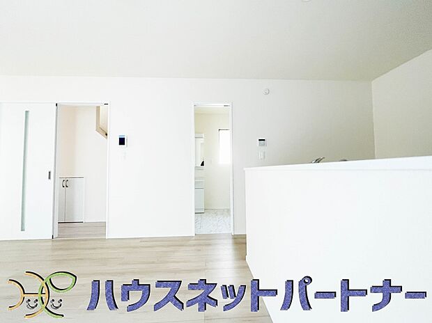 忙しい朝でも家族揃って食事をして頂ける、ゆとりある大きさのダイニングスペース。奥様の手料理をカウンター越しに受けとって頂き、テーブルで囲む素敵な時間を存分にお愉しみ下さい。