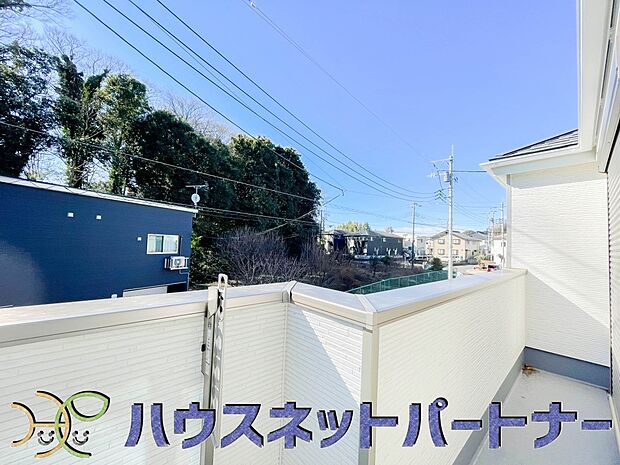 陽当りが良いと、洗濯物が乾きやすいですし、湿気やカビの心配も減るので快適です。寒い冬の日でも、日差しが届くと家の中が暖かくなりますね。