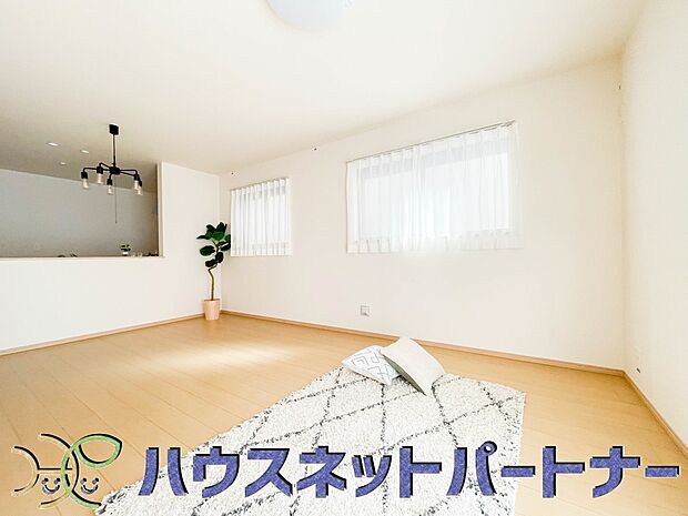 整然とした空間演出、快適な理想の暮らしの実現は家のみの拘りではなく、そこで暮らす方々にとって素敵な環境であることも挙げられると思います。四季折々の変化が奏でる鼓動を楽しんで下さい。