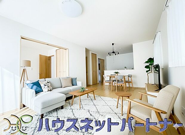 16.4帖のLDKは広々。光彩豊かでリラックスした空気がお部屋全体に広がります。