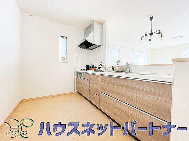 キッチン吊戸棚を無くす事によって、コミュニケーションを重視した設計に致しました。区画によって変わる一体感を、実際にご覧になって頂けましたらと思います。 