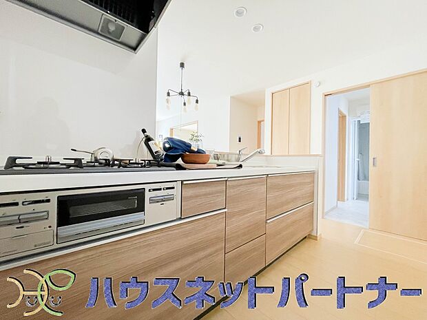 三口コンロで料理の幅を拡げてくれる使いやすいシステムキッチンを採用。洗い場も大きいので野菜や食器を洗ったりする際にも捗り、奥様の強い味方となってくれるはずです。