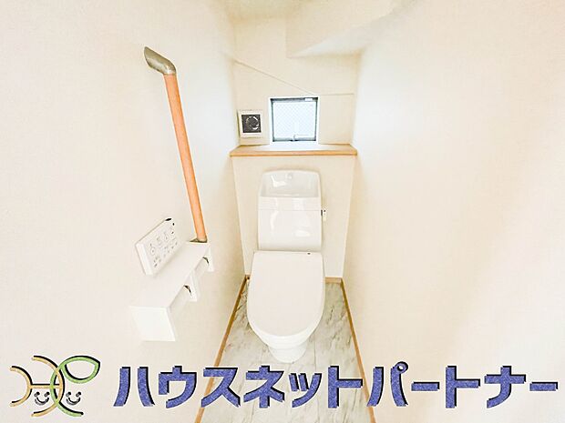 シャワートイレは嬉しい設備。ちょっとした小物で癒しの空間を作ってください。