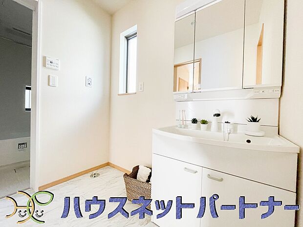 シャワー機能付洗面化粧台。洗顔や手洗いはもちろん、シャンプーも行える多機能洗面台です。広い洗面台を使えば手洗い洗濯などにも利用できます。　