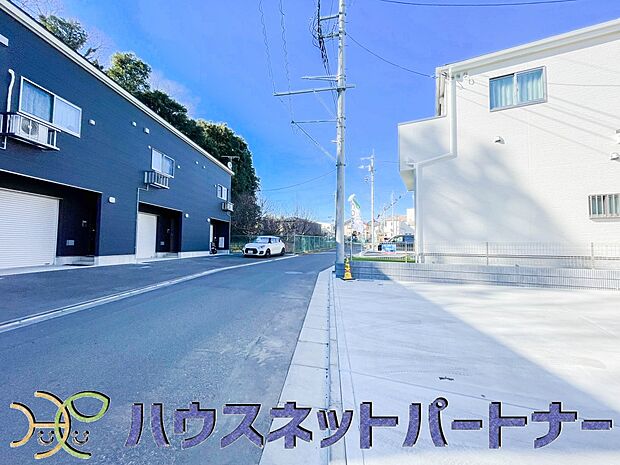 前面道路でお車を駐車するのも楽々。