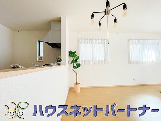 リビングは、食事スペースと寛げる場所設けてもまだ余裕の広さ。明るい光が照らしてくれます。