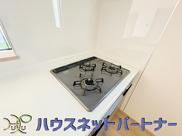 三口コンロで料理の幅を拡げてくれる使いやすいシステムキッチンを採用。洗い場も大きいので野菜や食器を洗ったりする際にも捗り、奥様の強い味方となってくれるはずです。