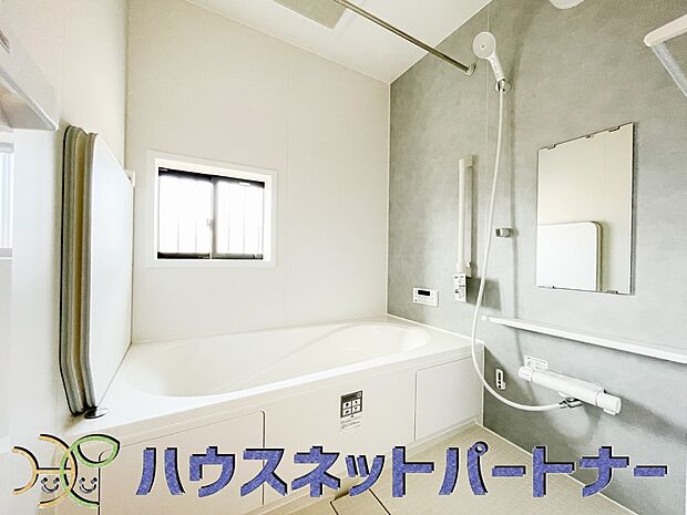 高級感漂う清潔感のある浴室は、窓からは光が入り心地よいバスタイムを演出してくれます。浴室乾燥機付きなので長雨の時期には大助かり。
