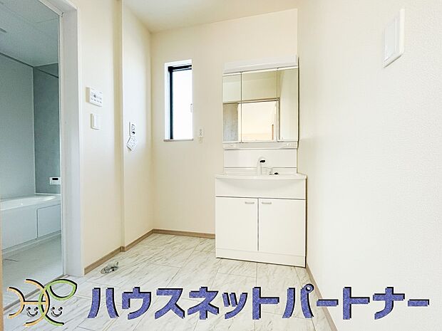 明るい清潔感のある洗面所は、鏡も大きくシンクが広々。朝の支度も楽にこなせます。