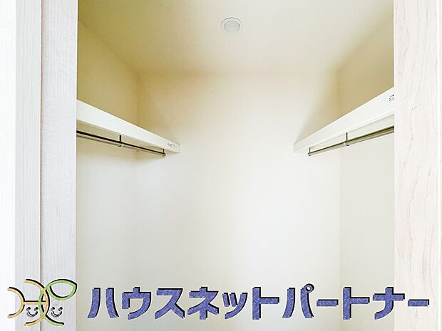 たくさんの洋服をかけてもシワになりにくいウォークインクローゼット。