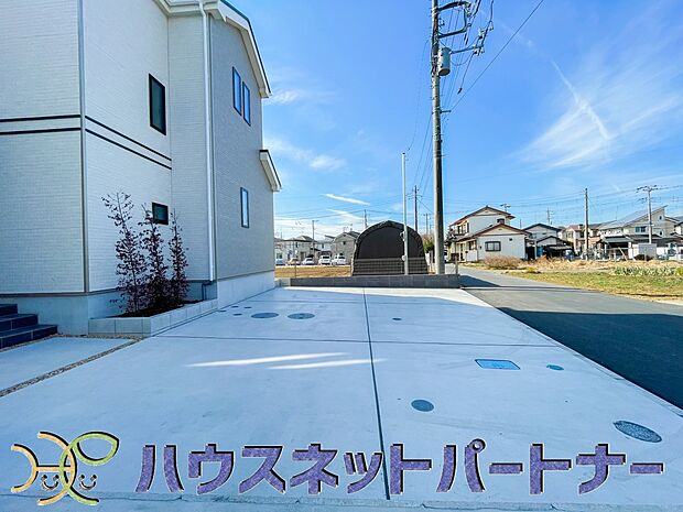 カースペース並列2台可。道路に面したカースペースが2台分あるので、縦列2台のカースペースの様に面倒な車の入替えは必要ありません。ストレスフリーなカーライフを満喫できます。