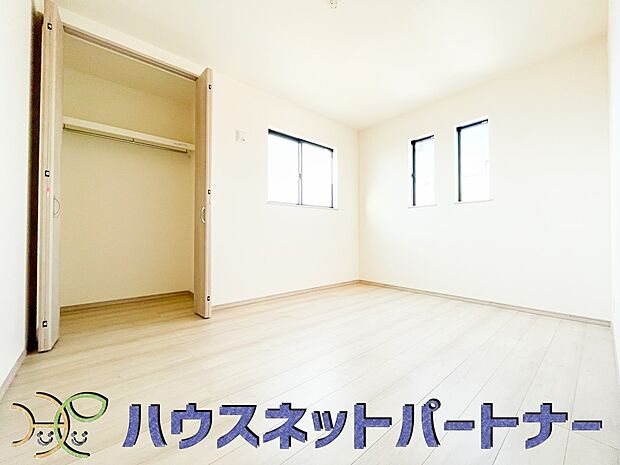 陽射しが差し込む明るいお部屋。朝は太陽の光を浴びて一日の始まりです。広いクローゼットも有難い。