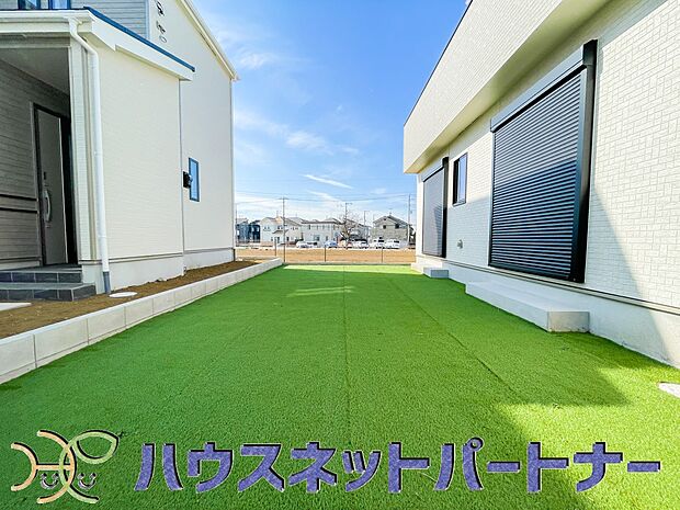 お庭があるって嬉しいですよね。花や野菜を育てたりお子様のブランコを置いたり。家族が楽しむスペースです。