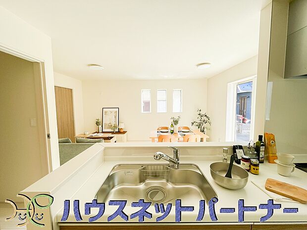 人工大理石のワークトップやシンクは、水を流しただけできれいになったように見えます。白いキッチンは明るく清潔感があり、とっても素敵です。