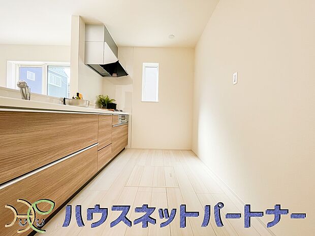 明るい自然光が入る作業スペースを多くとったキッチン採用。夫婦揃ってキッチンに立っても調理がしやすく、家事をしながら会話も弾みます。食器類もすっきりと片付く収納力。