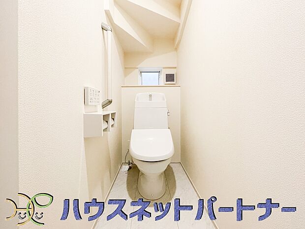 快適な生活を送るための必須アイテムとなった洗浄機能付トイレ。おしり洗浄、ビデ洗浄、暖房便座の3つの機能を標準装備しています。