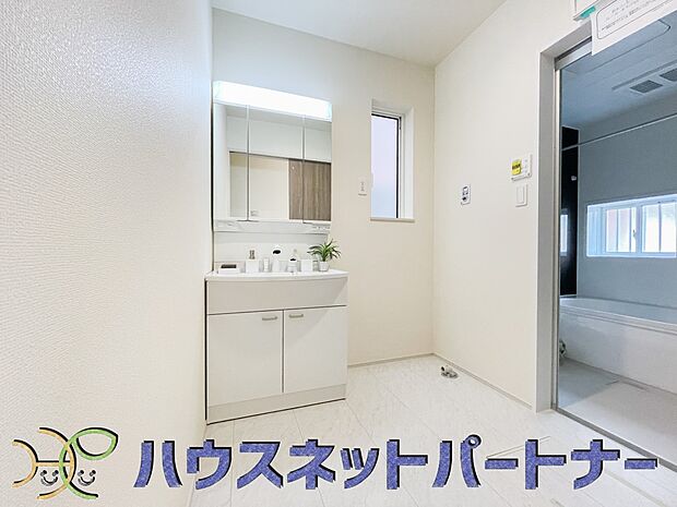 洗顔や手洗いはもちろん、シャンプーも行える多機能洗面台です。広い洗面台を使えば手洗い洗濯などにも利用できます。