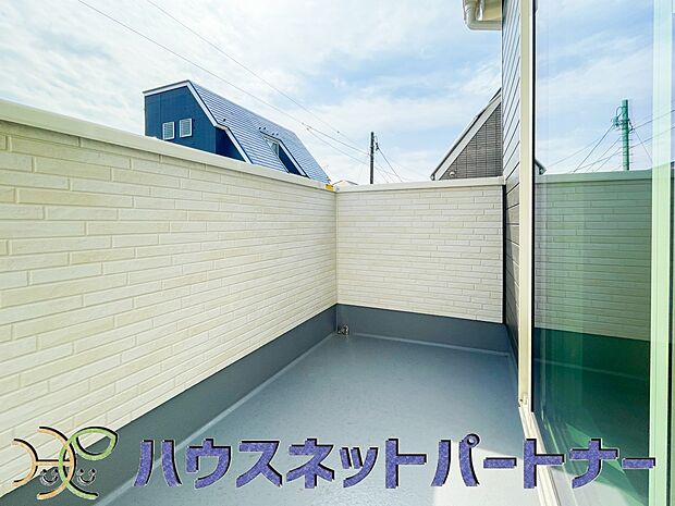 南バルコニーから差し込む陽光・通風は、住環境・快適性と共に有り続ける貴重な「財産」です。この新築戸建に住まう事で手に入れるものは、きっと日常にとっても貴重な存在となるはずです。