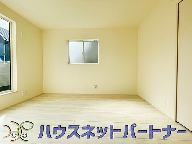 柔らかな日差しが入る洋室は落ち着いた雰囲気のお部屋です。ベッドを置いてゆったりと心も体も休まるお部屋へ。