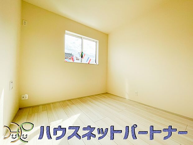 太陽の光がお部屋を照らしてくれます。こんな朝を迎えると今日一日を頑張ろうと思えてきますよね。