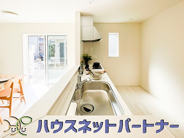 明るく開放的なオープンキッチン。家族とのコミュニケーションが取りやすく、みんなの笑顔が溢れます。