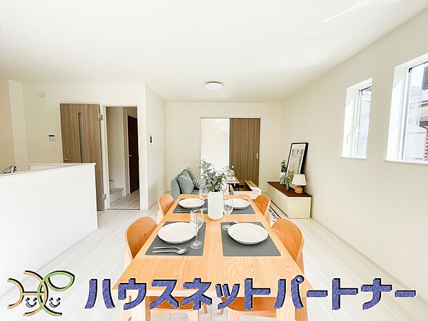 明るく開放的なダイニング。家族とのコミュニケーションが取りやすく、みんなの笑顔が溢れます。