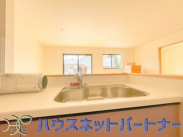 明るい自然光が入る作業スペースを多くとったキッチン採用。夫婦揃ってキッチンに立っても調理がしやすく、家事をしながら会話も弾みます。食器類もすっきりと片付く収納力。