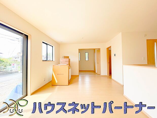 リビングは、食事スペースと寛げる場所設けてもまだ余裕の広さ。明るい光が照らしてくれます。