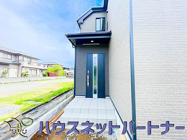 上質感漂う玄関へのアプローチ。居住者の帰り、訪れる方を優しく迎える・安らぎに満ちた生活空間を予感させる。健やかな暮らしを楽しめそう。