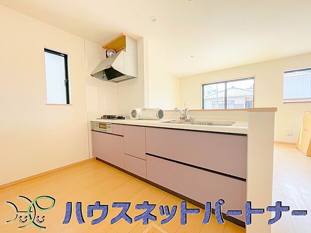キッチン吊戸棚を無くす事によって、コミュニケーションを重視した設計に致しました。区画によって変わる一体感を、実際にご覧になって頂けましたらと思います。 