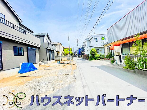 前面道路でお車を駐車するのも楽々。