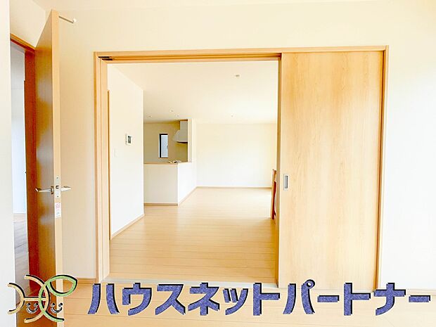 快適に過ごす条件は、一人ひとり違います。だからこそ飾り過ぎないシンプルな内装と偏り過ぎないデザインで統一しました。暮らしの中でオーナー様だけの【マイホーム】に創り上げて下さい。