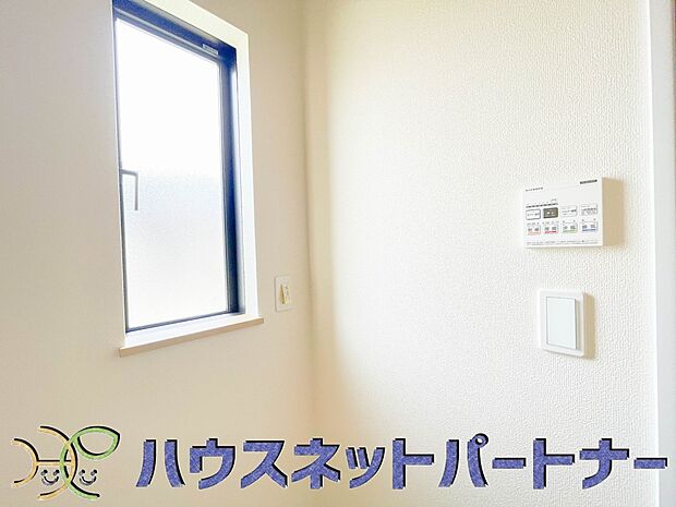 毎日使う洗濯機。しっかりと奥行きのある置き場が確保されています。
