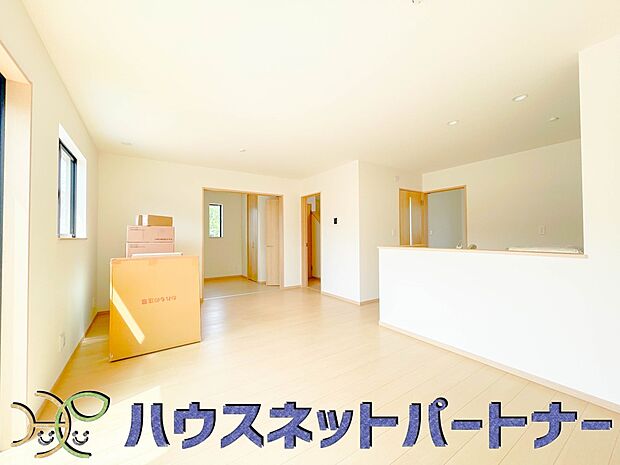 通風・採光に優れ、心地よい光と風が溢れています。 贅沢で豊かな居住性と、プライドを満たすクオリティが見事に調和した住空間。新築ならではの快適なひとときをご体感頂ける筈です。