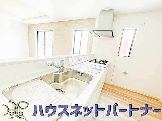 三口コンロで料理の幅を拡げてくれる使いやすいシステムキッチンを採用。洗い場も大きいので野菜や食器を洗ったりする際にも捗り、奥様の強い味方となってくれるはずです。